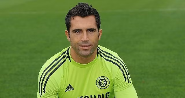 4. Henrique Hilario: Không thể cạnh tranh vị trí của Petr Cech, thủ thành 37 tuổi, Hilario sẽ chuyển tới CLB khác để thi đấu nốt những năm tháng sự nghiệp quần đùi áo số. Hơn nữa, Chelsea cũng có tiền để tìm đến một thủ môn trẻ, tài năng khác nhằm thay thế Cech trong tương lai.