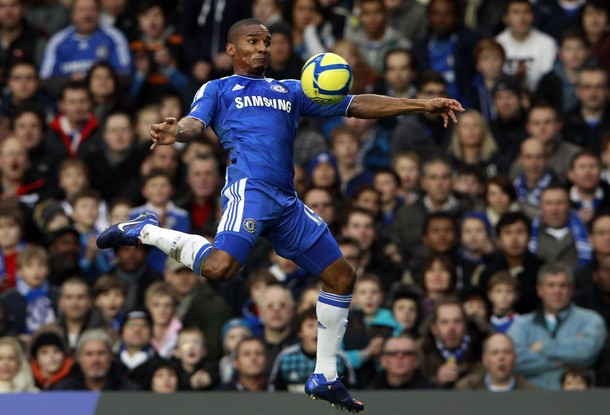 1. Florent Malouda: Gia nhập Chelsea từ Lyon vào ngày 08/7/2007 với giá 13.5 triệu bảng, tiền vệ người Pháp có sự khởi đầu chậm chạp trong sự nghiệp của mình tại Anh. Mùa bóng 2007/2008 mặc dù được ra sân tới 37 trận dưới thời Avram Grant song Malouda chỉ ghi được vỏn vẹn ba bàn thắng. Mùa giải 2009/2010 là khoảng thời gian bùng nổ của tiền vệ này khi Carlo Ancelotti nhận lời về dẫn dắt Chelsea. Với 15 bàn thắng, Malouda là một trong những cầu thủ thi đấu hay nhất, đóng góp không nhỏ vào cú đúp danh hiệu là Premier League và FA Cup của The Blues. Nhưng rõ ràng, ngày tháng đỉnh cao đó của tiền vệ 31 tuổi này không còn nữa. Và một suất rời khỏi Stamford Bridge đang chờ đón anh.