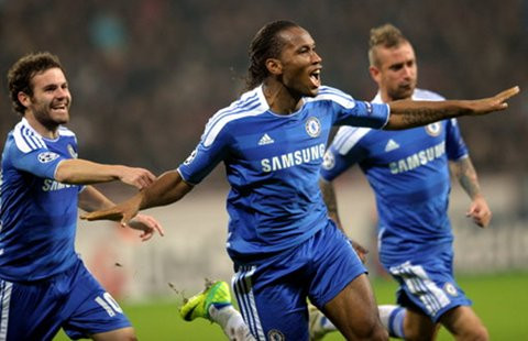 3. Didier Drogba: ‘Voi rừng’ cập bến Stamford Bridge vào năm 2004, và kể từ đó anh là một phần không thể thiếu của The Blues. Tuy nhiên, ở độ tuổi 34, nguy cơ tiền đạo người Bờ Biển Ngà bị đẩy đi là khá cao, bởi vào lúc này, BLĐ Chelsea chỉ muốn gia hạn hợp đồng thêm 1 năm với anh, trong khi ‘Voi rừng’ lại từng thổ lộ ý định của mình vào lúc này là ‘tiền’. Và việc chuyển đến một CLB khác để thu nhập cao ngất ngưởng sẽ xảy ra khi hè tới?