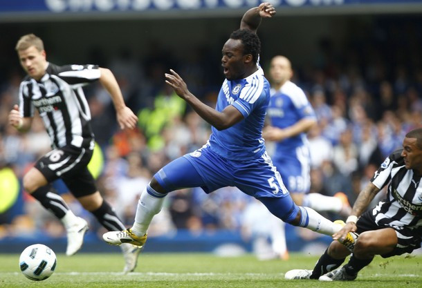 6. Michael Essien: Thi đấu bùng nổ, sức mạnh cùng với những cú sút xa uy lực là những điểm mạnh của Essien. Tuy nhiên, chấn thương nặng đã khiến tiền vệ người Ghana không còn giữ được phong độ tốt. Do đó, ngôi sao 29 tuổi cũng bị liệt vào danh sách ‘đen’ này.
