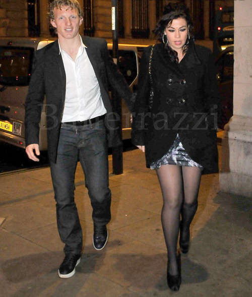 Kết hôn đã lâu và có 4 đứa con nhưng cặp đôi Dirk Kuyt và bà xã Gertrude vẫn nồng nàn như thủa ban đầu yêu nhau. Kết hôn đã lâu và có 4 đứa con nhưng cặp đôi Dirk Kuyt và bà xã Gertrude vẫn nồng nàn như thủa ban đầu yêu nhau.