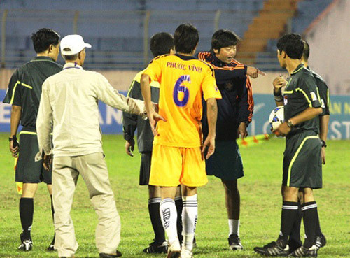 HLV Huỳnh Đức vào sân tranh cãi với trọng tài Hoàng Anh Tuấn. Ảnh: Hương Mai