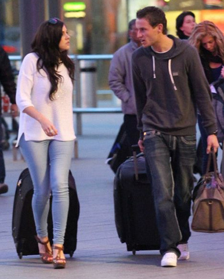 Imogen đang hẹn hò với Adam Horsley.