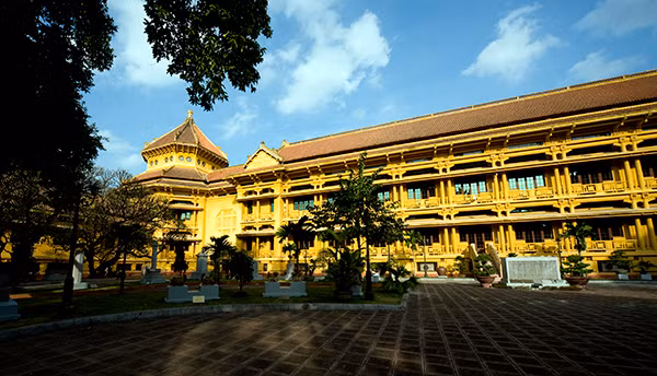 Bảo tàng Lịch sử trong sáng thu Bảo tàng Lịch sử trong sáng thu