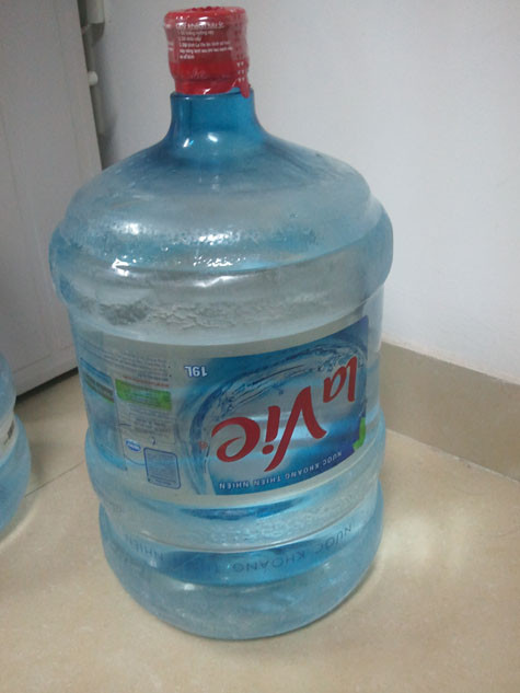 Bình nước Lavie bị khách hàng 'tố' có mùi lạ. Bình nước Lavie bị khách hàng 'tố' có mùi lạ.