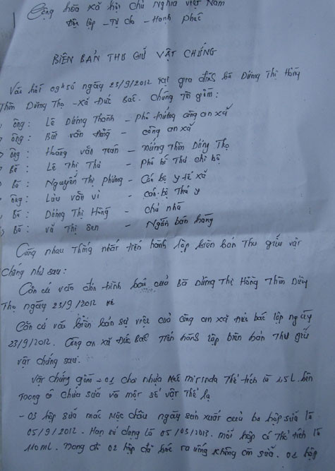 Biên bản thu giữ vật chứng trong vụ việc con vật lạ xuất hiện trong sữa Mộc Châu do công an xã Đức Bác lập.