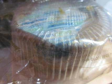 Chiếc bánh bị nổi mốc trắng và đen trong hộp bánh Trung thu Thu Hương do anh T.A mua.