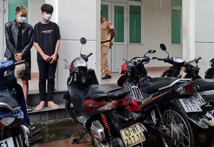 Học sinh điều khiển xe máy có dung tích xi lanh trên 50cc vi phạm, phụ huynh cũng bị xử lý. Ảnh: CTV