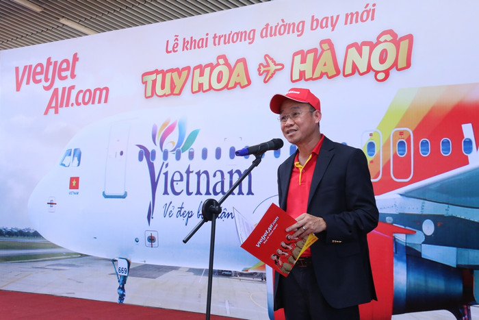 Ông Lưu Đức Khánh - Giám đốc Điều hành Vietjet phát biểu tại lễ khai trương đường bay mới. Ông Lưu Đức Khánh - Giám đốc Điều hành Vietjet phát biểu tại lễ khai trương đường bay mới.
