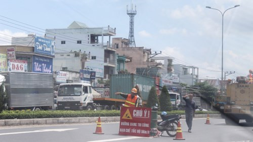 Quốc lộ 51 nhiều đoạn hư hỏng sau khi vừa đưa vào sử dụng - ảnh nguồn: Báo Tiền Phong. Quốc lộ 51 nhiều đoạn hư hỏng sau khi vừa đưa vào sử dụng - ảnh nguồn: Báo Tiền Phong.