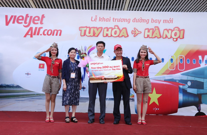 Vietjet còn dành tặng 200 thẻ Bảo hiểm y tế cho người nghèo tỉnh Phú Yên Vietjet còn dành tặng 200 thẻ Bảo hiểm y tế cho người nghèo tỉnh Phú Yên