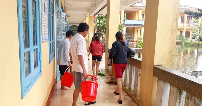 Nước lũ vẫn còn “ngấp nghé” bên ngoài trường Quảng Phước. Nước lũ vẫn còn “ngấp nghé” bên ngoài trường Quảng Phước.