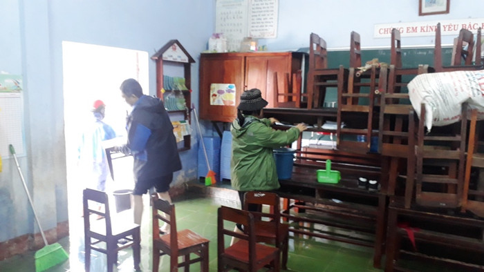 Bàn ghế kê lên tránh lũ được đưa xuống để chuẩn bị cho học sinh vào học. Bàn ghế kê lên tránh lũ được đưa xuống để chuẩn bị cho học sinh vào học.