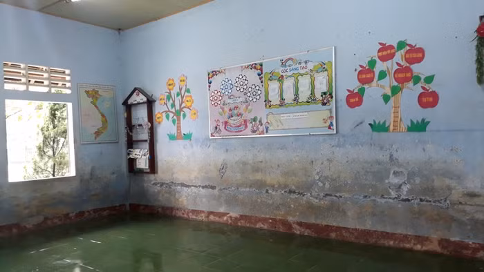 Lớp học sạch bóng sau khi được thầy cô dọn dẹp.