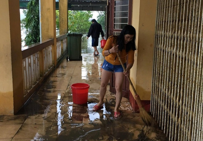 Cô giáo trường Tiểu học số 1 Quảng Phước dọn bùn sau lũ. Cô giáo trường Tiểu học số 1 Quảng Phước dọn bùn sau lũ.