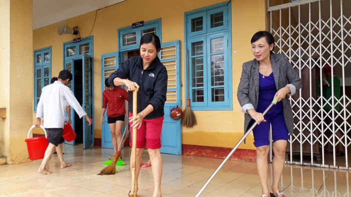 Cô Lan Hiệu trường trường Quảng Phước (áo xanh) cùng các giáo viên dọn vệ sinh sau lũ. Cô Lan Hiệu trường trường Quảng Phước (áo xanh) cùng các giáo viên dọn vệ sinh sau lũ.