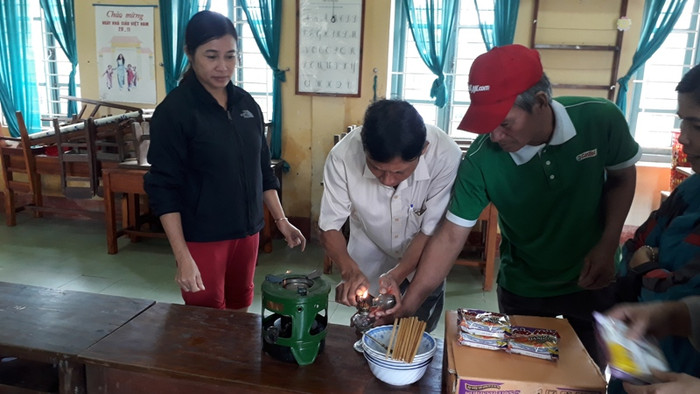 Dùng bếp lò nhóm lửa nấu mì gói ăn trưa và tiếp tục công việc dọn vệ sinh trường lớp vào buổi chiều. Dùng bếp lò nhóm lửa nấu mì gói ăn trưa và tiếp tục công việc dọn vệ sinh trường lớp vào buổi chiều.
