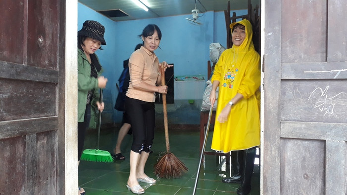 Thầy cô giúp nhau làm vệ sinh trường lớp sau cơn lũ. Thầy cô giúp nhau làm vệ sinh trường lớp sau cơn lũ.