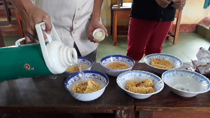 Giáo viên trường Quảng Phước lót dạ buổi trưa bằng mì gói. Giáo viên trường Quảng Phước lót dạ buổi trưa bằng mì gói.