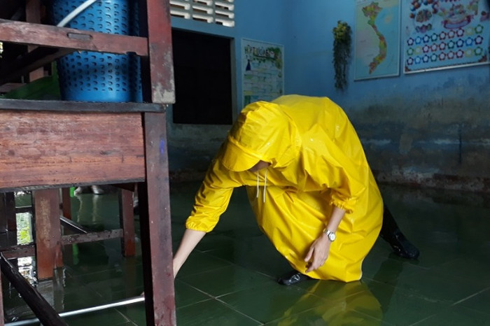 Dùng chổi để lau nền lớp học. Dùng chổi để lau nền lớp học.