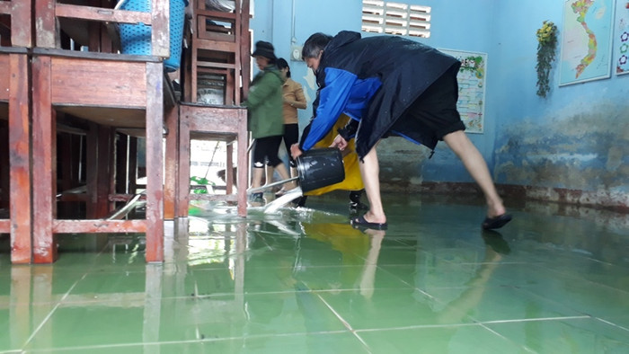 Giáo viên trường Tiểu học số 1 Quảng Vinh dùng nước làm sạch nền nhà. Giáo viên trường Tiểu học số 1 Quảng Vinh dùng nước làm sạch nền nhà.