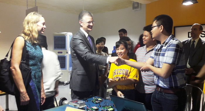 Ông Dan Kritenbrink bắt tay giao lưu với các bạn sinh viên. Ông Dan Kritenbrink bắt tay giao lưu với các bạn sinh viên.