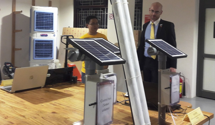 Một sản phẩm pin năng lượng mặt trời do các bạn sinh viên chế tạo. Một sản phẩm pin năng lượng mặt trời do các bạn sinh viên chế tạo.