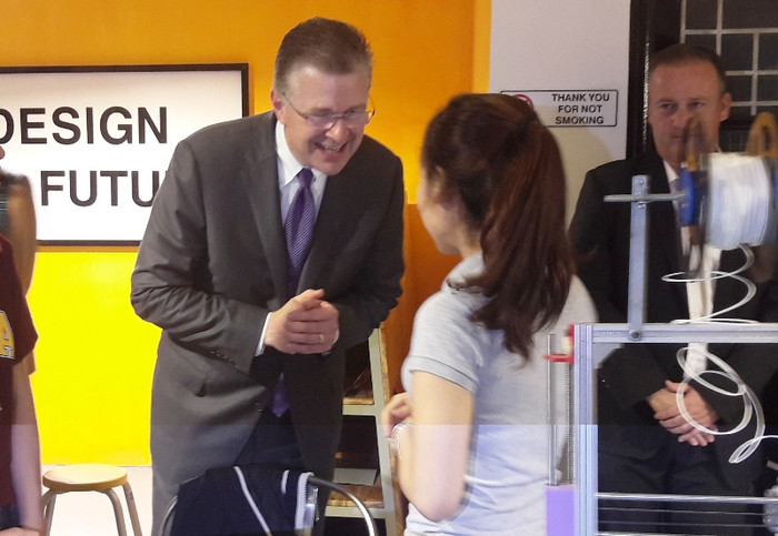 Ông Dan Kritenbrink rất hứng thú trước những thuyết trình của sinh viên. Ông Dan Kritenbrink rất hứng thú trước những thuyết trình của sinh viên.