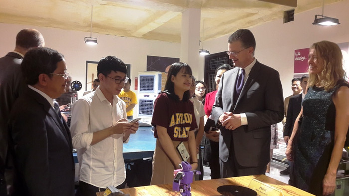 Tân Đại sứ Hoa Kỳ Dan Kritenbrink bày tỏ sự ngưỡng mộ trước sức sáng tạo của sinh viên Đà Nẵng. Tân Đại sứ Hoa Kỳ Dan Kritenbrink bày tỏ sự ngưỡng mộ trước sức sáng tạo của sinh viên Đà Nẵng.