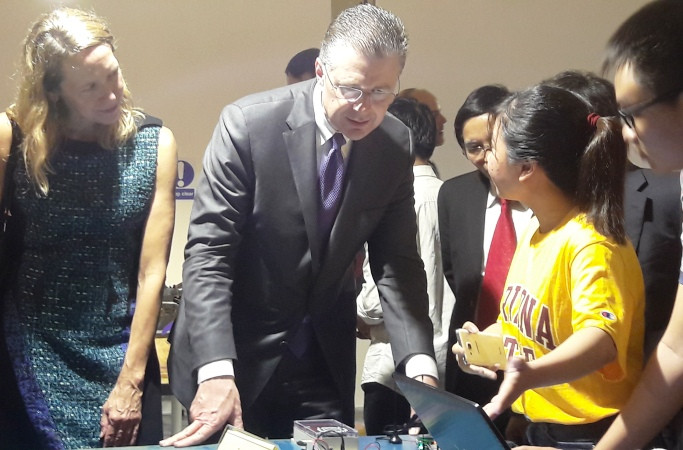 Ông còn được các bạn sinh viên hướng dẫn cách sử dụng những sản phẩm mới này. Ông còn được các bạn sinh viên hướng dẫn cách sử dụng những sản phẩm mới này.