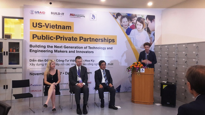 Tân Đại sứ Hoa Kỳ tại Việt Nam ông Dan Kritenbrink cùng các doanh nghiệp Hoa Kỳ trong ngành khoa học công nghệ đã đến thăm Đại học Đà Nẵng. Tân Đại sứ Hoa Kỳ tại Việt Nam ông Dan Kritenbrink cùng các doanh nghiệp Hoa Kỳ trong ngành khoa học công nghệ đã đến thăm Đại học Đà Nẵng.