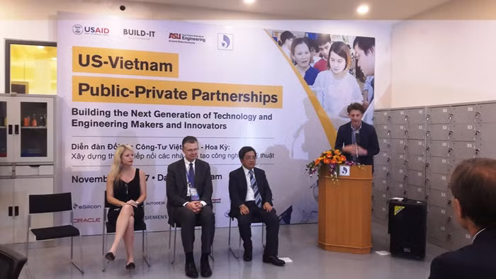 Tân Đại sứ Hoa Kỳ tại Việt Nam ông Dan Kritenbrink cùng các doanh nghiệp Hoa Kỳ trong ngành khoa học công nghệ đã đến thăm Đại học Đà Nẵng.