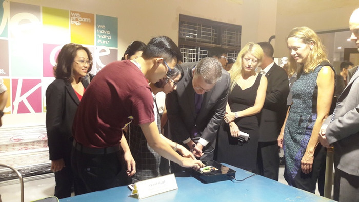 Ngài Đại sứ rất chú ý đến những sản phẩm công nghệ mới. Ngài Đại sứ rất chú ý đến những sản phẩm công nghệ mới.