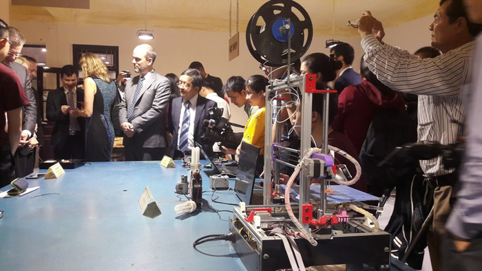 Nhiều sản phẩm công nghệ mới đã được giới thiệu đến đoàn của tân Đại sứ Hoa Kỳ tại Việt Nam. Nhiều sản phẩm công nghệ mới đã được giới thiệu đến đoàn của tân Đại sứ Hoa Kỳ tại Việt Nam.