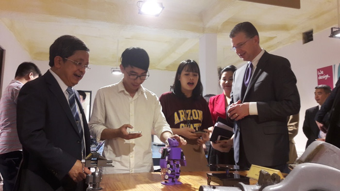 Một sản phẩm robot tự động được giới thiệu đến khách tham quan. Một sản phẩm robot tự động được giới thiệu đến khách tham quan.