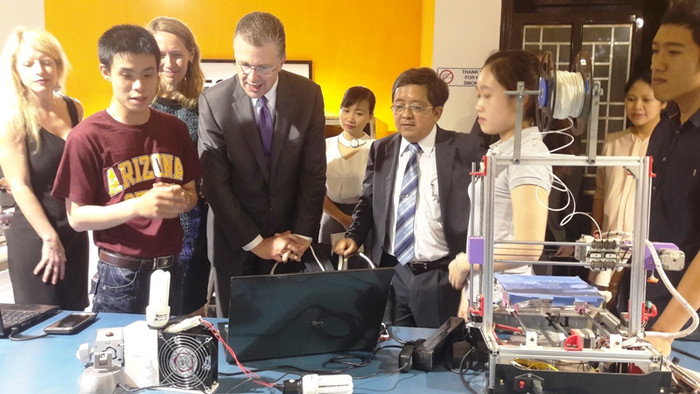 Ông Dan Kritenbrink lắng nghe các bạn sinh viên chia sẻ về những sản phẩm công nghệ. Ông Dan Kritenbrink lắng nghe các bạn sinh viên chia sẻ về những sản phẩm công nghệ.