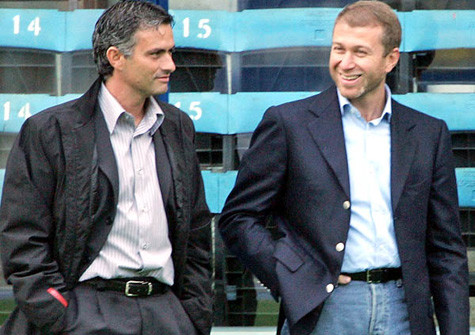 Ông chủ Abramovich (phải) quyết đưa Mourinho trở lại Chelsea. Ông chủ Abramovich (phải) quyết đưa Mourinho trở lại Chelsea.