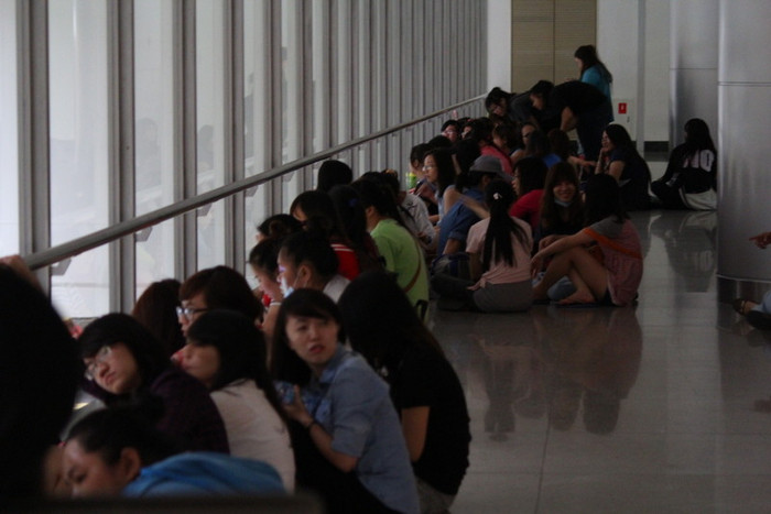 Khoảng 19h, hàng trăm fan Việt đã có mặt tại sân bay Tân Sơn Nhất để đón thần tượng của mình.