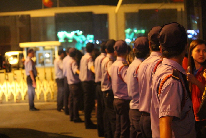 Lực lượng an ninh được bố trí khá dầy đặt tại cổng VIP, nơi 2 nhóm nhạc 2PM và MissA sẽ xuất hiện.