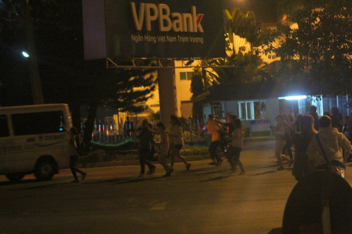 Fan chạy theo xe, gọi tên thần tượng.