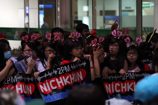 Các fan chuẩn bị sẵn poster, banner, đồng phục để chào đón các sao Hàn.