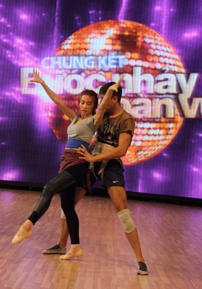 Ngân Khánh và bạn nhảy Kris sẽ trở thành hai thiên thần giải cứu trái đất.