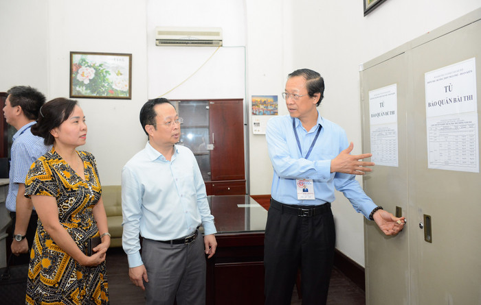 Thứ trưởng Bộ Giáo dục và Đào tạo Phạm Ngọc Thưởng kiểm tra công tác chuẩn bị thi tốt nghiệp trung học phổ thông 2024 tại Hà Nội Thứ trưởng Phạm Ngọc Thưởng kiểm tra chuẩn bị thi tốt nghiệp THPT tại TP Hà Nội.jpg