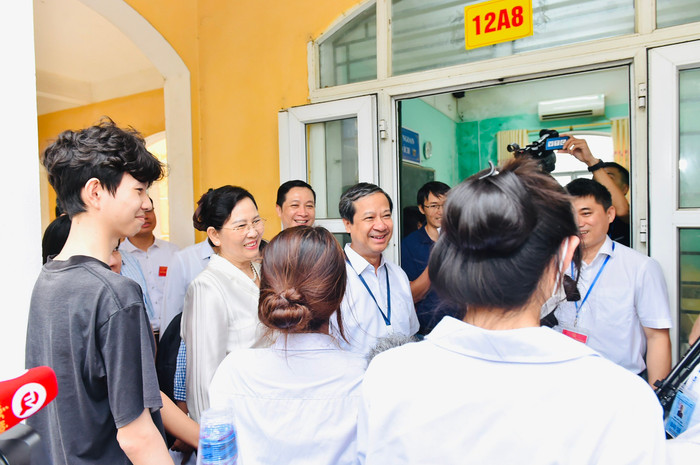 Bộ trưởng trò chuyện, động viên thí sinh tại điểm thi Trường THPT B Duy Tiên, Hà Nam trước giờ vào phòng thi.jpg
