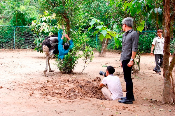 Các thí sinh cố gắng vượt qua khó khăn để có được bức hình đẹp