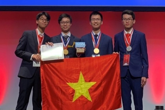 Trần Bá Tân cùng các thành viên đội tuyển Việt Nam tham dự kỳ thi Olympic Hóa học quốc tế năm 2019.(Ảnh: Bộ Giáo dục và Đào tạo cung cấp) Trần Bá Tân cùng các thành viên đội tuyển Việt Nam tham dự kỳ thi Olympic Hóa học quốc tế năm 2019.(Ảnh: Bộ Giáo dục và Đào tạo cung cấp)
