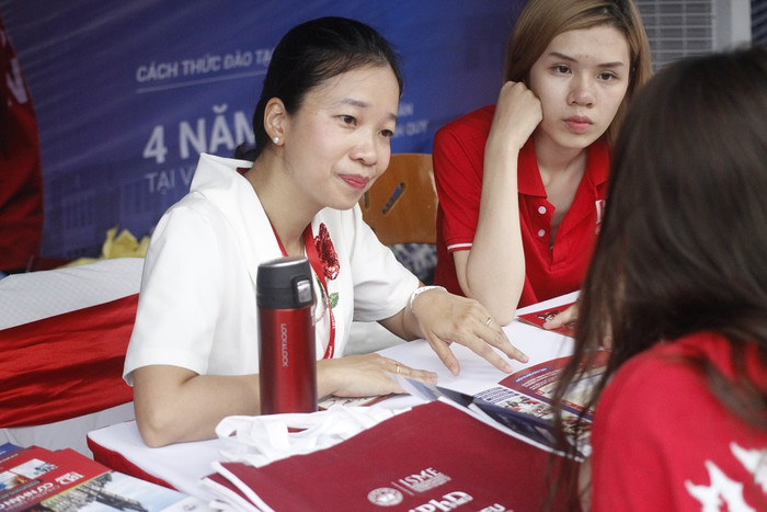 Hiện nay đang là thời gian thí sinh đăng ký xét tuyển đại học, cao đẳng sẽ được điều chỉnh nguyện vọng đăng ký xét tuyển theo hai hình thức: trực tuyến và phiếu đăng ký xét tuyển. (Ảnh minh họa: Thùy Linh) Hiện nay đang là thời gian thí sinh đăng ký xét tuyển đại học, cao đẳng sẽ được điều chỉnh nguyện vọng đăng ký xét tuyển theo hai hình thức: trực tuyến và phiếu đăng ký xét tuyển. (Ảnh minh họa: Thùy Linh)