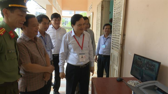Bộ trưởng Phùng Xuân Nhạ kiểm tra công tác chấm thi tại tỉnh Bình Định (Ảnh: Bộ Giáo dục và Đào tạo) Bộ trưởng Phùng Xuân Nhạ kiểm tra công tác chấm thi tại tỉnh Bình Định (Ảnh: Bộ Giáo dục và Đào tạo)