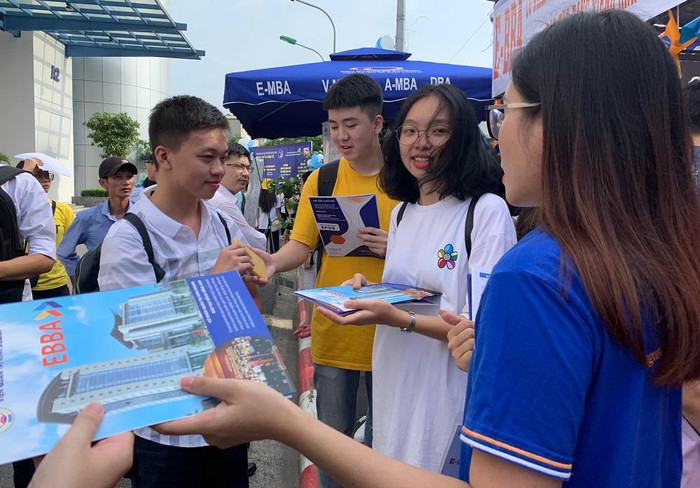 Ngày 20/7, hàng ngàn thí sinh, phụ huynh Hà Nội và các tỉnh lân cận đã đến tham dự Ngày hội tư vấn tuyển sinh 2019 tại Đại học Kinh tế quốc dân. (Ảnh: Thùy Linh) Ngày 20/7, hàng ngàn thí sinh, phụ huynh Hà Nội và các tỉnh lân cận đã đến tham dự Ngày hội tư vấn tuyển sinh 2019 tại Đại học Kinh tế quốc dân. (Ảnh: Thùy Linh)