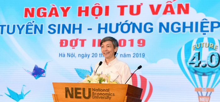 Phó giáo sư Bùi Đức Triệu -Trưởng phòng Quản lý đào tạo Trường Đại học Kinh tế quốc dân đã có những trao đổi, đưa ra lời khuyên giúp thí sinh định hướng, lựa chọn ngành phù hợp với năng lực và xu thế. (Ảnh: NEU) Phó giáo sư Bùi Đức Triệu -Trưởng phòng Quản lý đào tạo Trường Đại học Kinh tế quốc dân đã có những trao đổi, đưa ra lời khuyên giúp thí sinh định hướng, lựa chọn ngành phù hợp với năng lực và xu thế. (Ảnh: NEU)